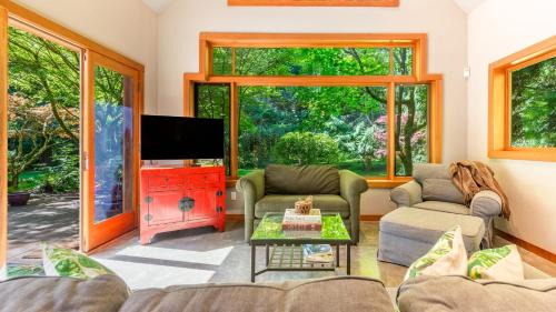 Langley House | Rhythm Waters by AvantStay Garden Paradise Pond