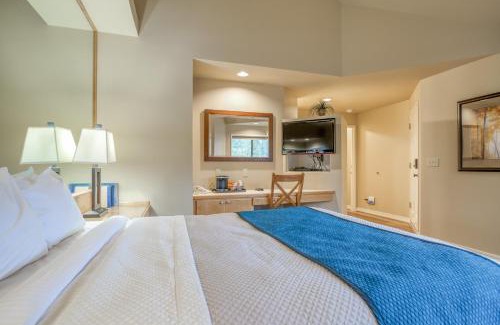 Century West House | River Ridge 421B - Meredith Lodging