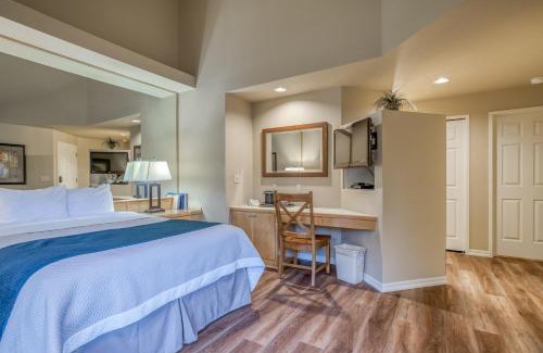 Century West House | River Ridge 421B - Meredith Lodging