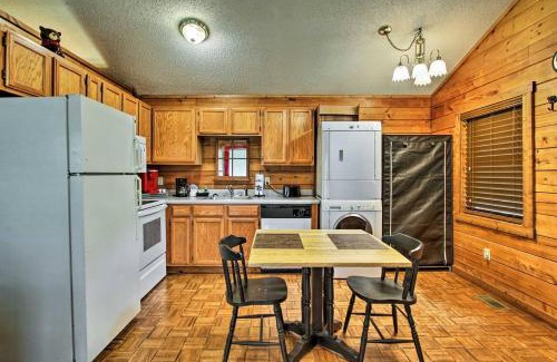 Sevierville House | River Rush- Cozy Riverfront Cabin 5 Mi to Pigeon Forge