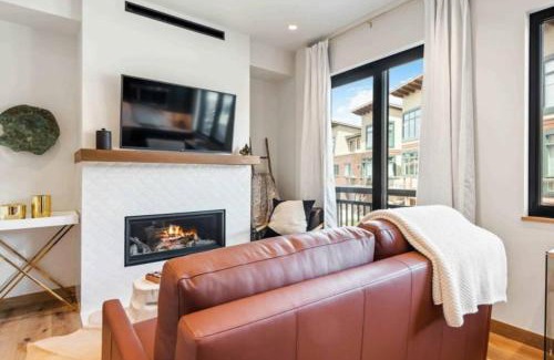 Avon Apartment | Riverfront Lodge 109 by East West Hospitality