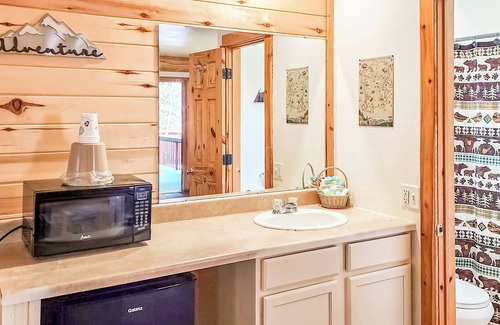 Estes Park Hotel | Riverfront Pool Motel, Views R206