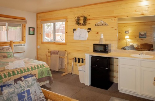 Estes Park Hotel | Riverfront Pool Motel, Views R206