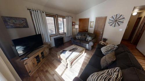 Red River House | Riverside Cabin - Pet Friendly - On the River - Hot Tub - WiFi - Washer - Dryer - Grill