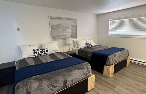 Regional District of Nanaimo Resort | Riverside Resort - Poolside Double Queen Suite with Kitchenette
