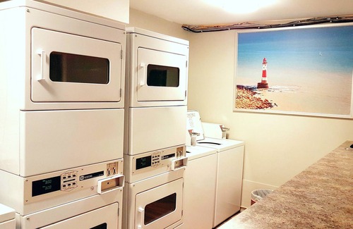 Regional District of Nanaimo Resort | Riverside Resort - Poolside Double Queen Suite with Kitchenette