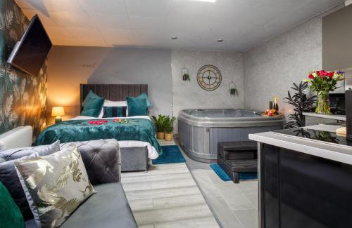 Sheffield Apartment | Riverside studio with Jacuzzi!