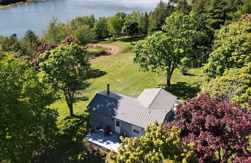 Anne's Land Cabin | Riverview Escape - Cozy cottage with stunning view