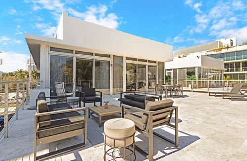 South Pointe House | Roami at 250 Collins | Rooftop Pool | Next to Beach