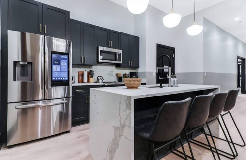 Arts/Warehouse District Hotel | Roami at The Lola Near Bourbon St Bach Suite #31