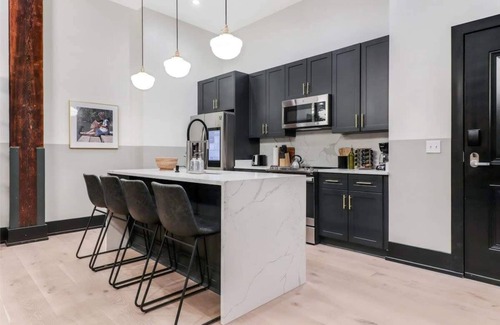 Arts/Warehouse District Hotel | Roami at The Lola Near Bourbon St Bach Suite #31
