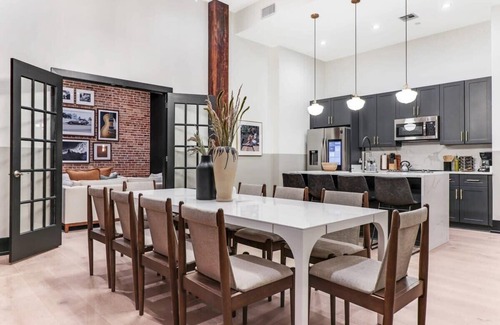 Arts/Warehouse District Hotel | Roami at The Lola Near Bourbon St Bach Suite #31