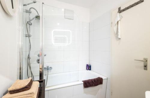 Suedviertel Apartment | Rob's Suite - Zentrale Design-Suite am Opernplatz, 2 Zimmer, 2 Bäder und Top-Ausstattung