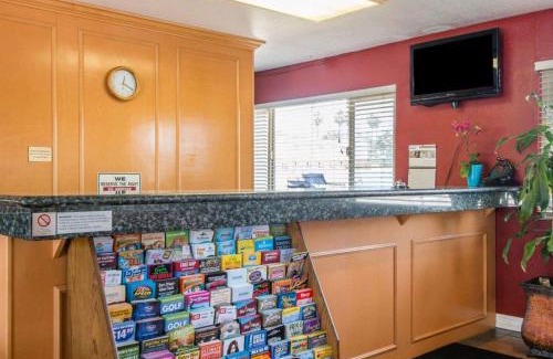 Fallbrook Hotel | Rodeway Inn Fallbrook Downtown