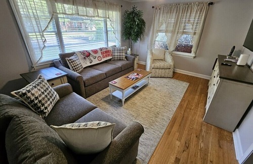 Northport House | Rolling with the Tide? Stay in newly renovated 3/2 home, just 3mi from Stadium!