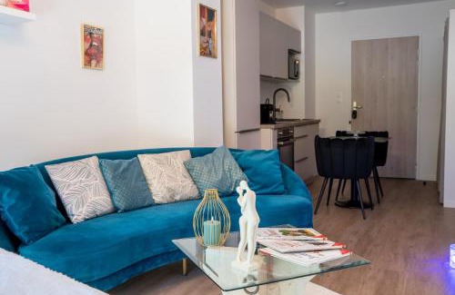 Evreux Apartment | Romance Me - Love Room Élégante avec Table de Massage & Pole Dance - Night & Day use