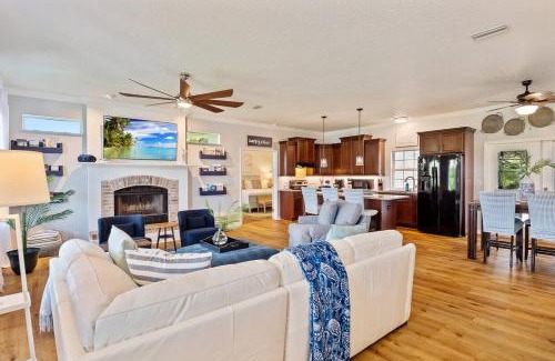 Palm Coast House | Romantic Beach Home with Heated Pool Golf Cart