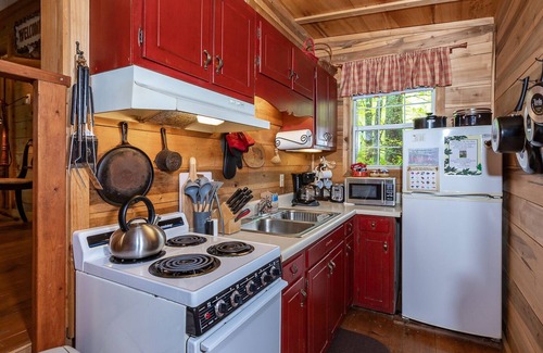 Lake Toxaway Cabin | Romantic Bungalow - Hike to Dozens of Waterfalls