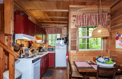 Lake Toxaway Cabin | Romantic Bungalow - Hike to Dozens of Waterfalls