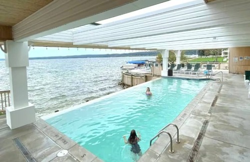 Onekama Apartment | Romantic Hideaway – Stroll to Lake Michigan, HOT TUB OPEN ALL WINTER!