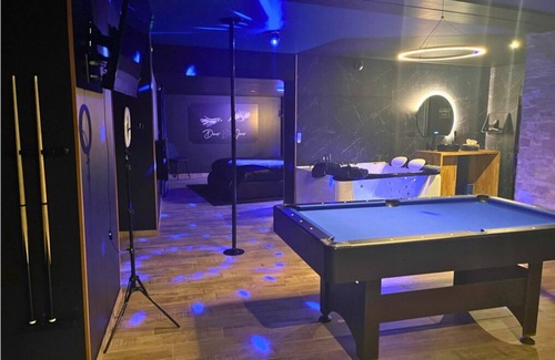 Sainte-Pezenne Apartment | *Romantic Suite: Private SPA and Pool Table*