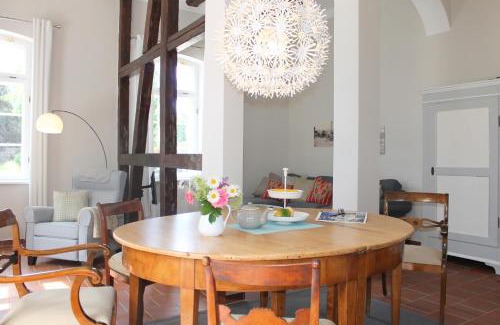 Lensahn Apartment | Romantische Torhausferienwohnung mit Top-Einrichtung auf dem idyllischen "Gut Petersdorf"- WLAN vorhanden