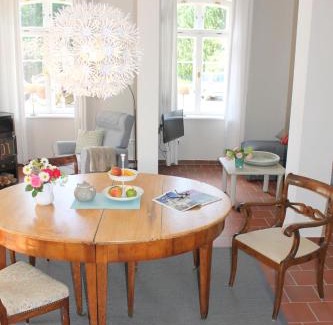 Lensahn Apartment | Romantische Torhausferienwohnung mit Top-Einrichtung auf dem idyllischen "Gut Petersdorf"- WLAN vorhanden