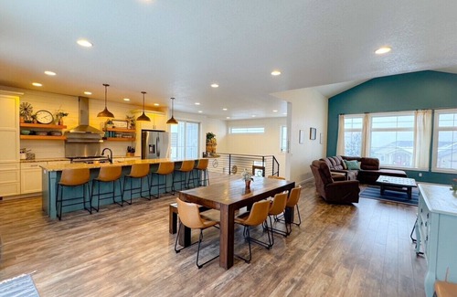 Spearfish House | Roof Top Deck-Hot Tub-Steam Shower-Arcade Games-4car Garage-Chef`s Kitchen