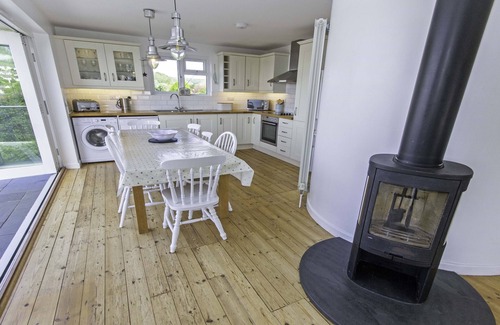 Braunton Cottage | Rooftops, Sleeps 8 | Hot Tub*, Views & Log Burner