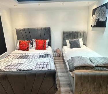 Weavers House | Room 1 - En-suite for 3 people