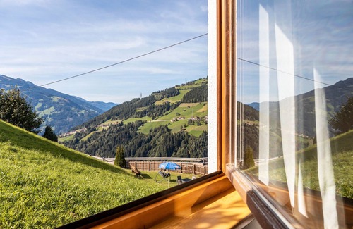 Hainzenberg Apartment | Room '15 En Suite' with Mountain View, Shared Terrace and Wi-Fi