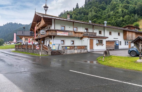 Hopfgarten im Brixental Apartment | Room '3' with Mountain View, Shared Terrace and Wi-Fi