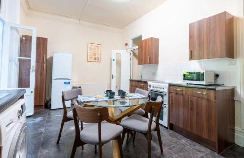 Kentish Town Apartment | Room for Three in Camden Town