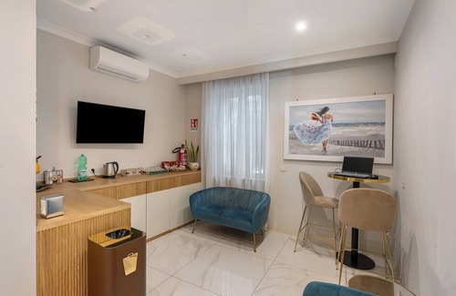 Chiaia Apartment | Room 'Junior Suite Vista Mare' with Balcony, Wi-Fi and Air Conditioning