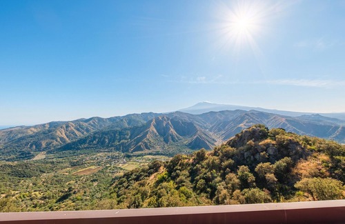 Motta Camastra Apartment | Room 'Lemon' with Mountain View, Shared Pool and Shared Terrace