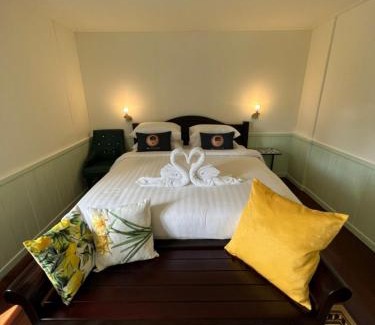 Wat Bowon Niwet Hotel | RoomQuest Rim Praya Dinsor Road