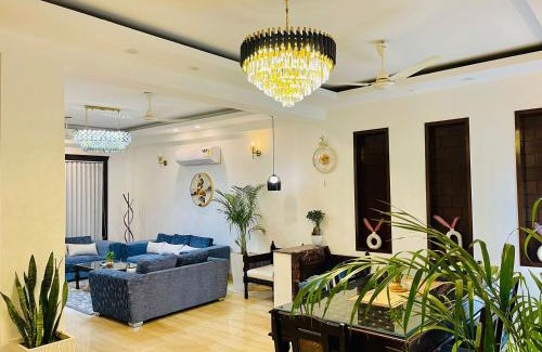 South Extension Hotel | Roomshala Luxurious Studio Apartment In South Extension
