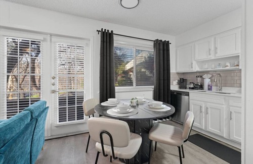 West Campus Apartment | Rose Suite - Sleeps 6!| Convenient for ACL and F1