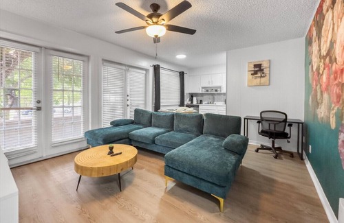 West Campus Apartment | Rose Suite - Sleeps 6!| Convenient for ACL and F1