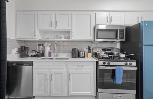 West Campus Apartment | Rose Suite - Sleeps 6!| Convenient for ACL and F1