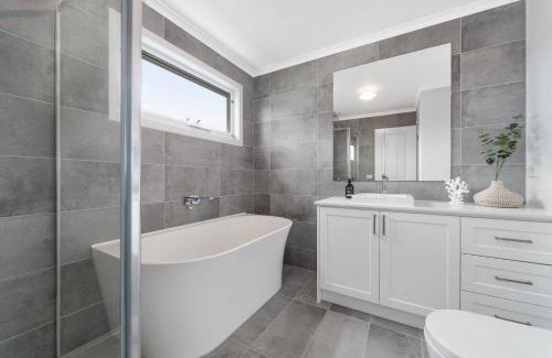 Rosebud House | Rosebud Lovely House 2 - Mornington Peninsula 4 BR 3 Bath 2 story holiday house - BBQ - Beach - Hot spring