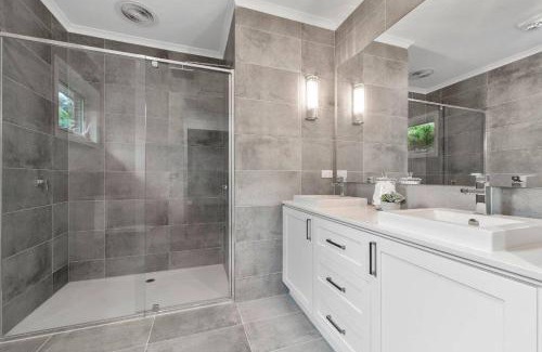 Rosebud House | Rosebud Lovely House 2 - Mornington Peninsula 4 BR 3 Bath 2 story holiday house - BBQ - Beach - Hot spring