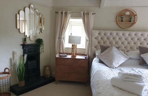 Brixham House | Rosedale a charming 3 bedroom detached cottage with parking