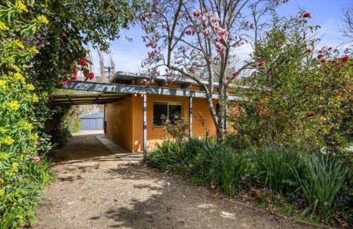 Bright House | Roses on the River - An absolute river frontage cottage