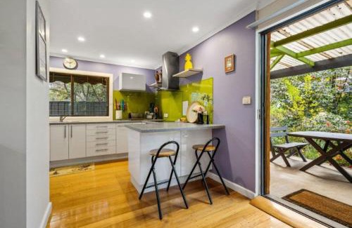 Bright House | Roses on the River - An absolute river frontage cottage