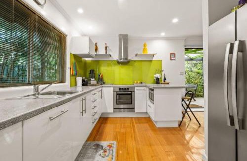 Bright House | Roses on the River - An absolute river frontage cottage