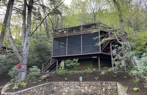 Black Mountain House | Round “Treehouse”. Perfect Center location