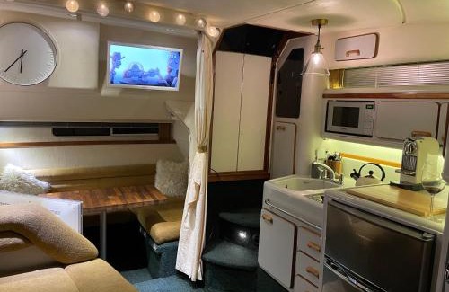 Skipton Boat Rental | Roxanne - Boat