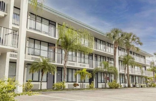 Historic Downtown Kissimmee Hotel | Royal 3 Wonderful Apart/Hotel with pool