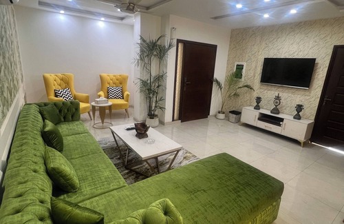 Mall Road Apartment | Royal BNB Two bedroom apartment in Lahore, downtown, free parking ,wifi with AC
